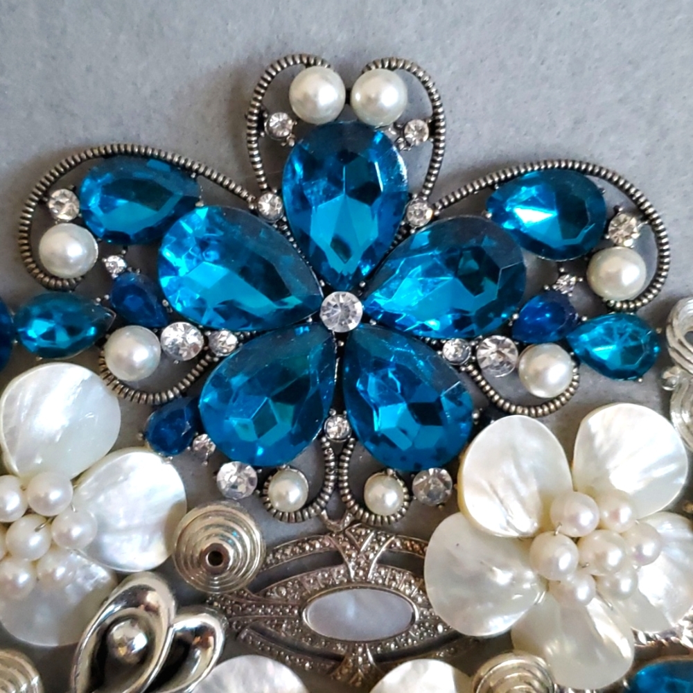 Gorgeous framed jewelry art collage - Picture 12 of 12
